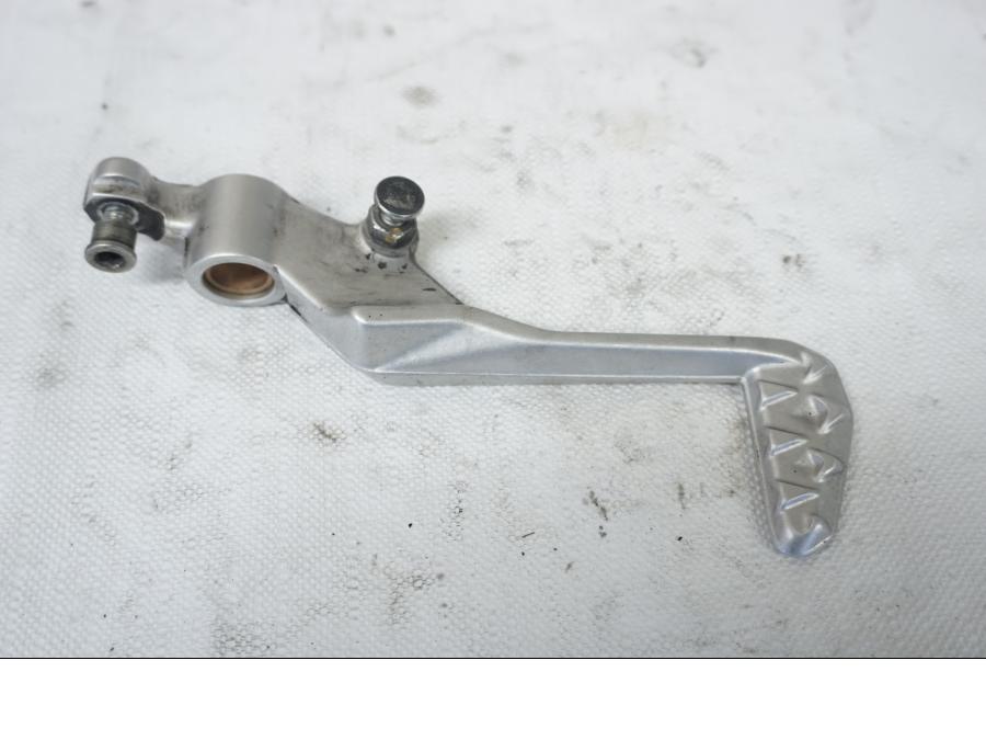 Framsidan på Bromspedal från en Ducati 899 Panigale -2015 motorcykel.