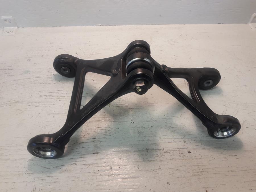 Framsidan på Länkage från en BMW K 1200 S -2008 motorcykel.