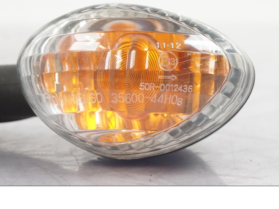 Vänster sida på Blinkers från en Suzuki GSF 1250 -2010 motorcykel.