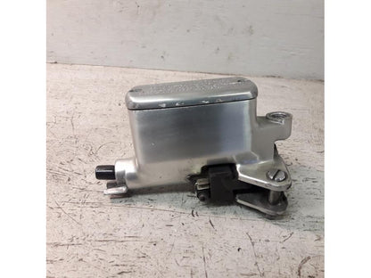 Framsidan på Kopplingshuvudcylinder från en Honda VTX 1800 -2007 motorcykel.