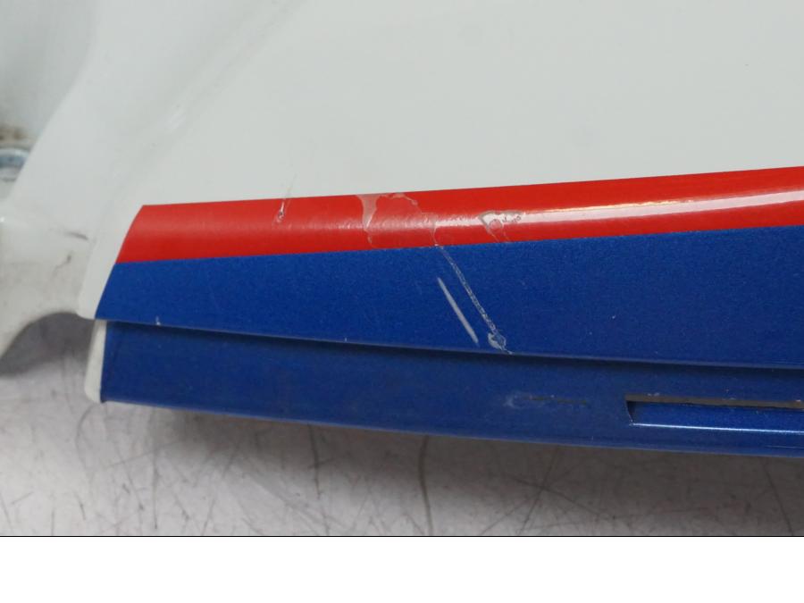 Snett nerifrån på Bensintankskåpa från en BMW F 800 R -2018 motorcykel.