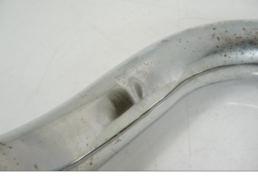 Snett uppifrån på Grenrör från en Suzuki VS 1400 -1999 motorcykel.