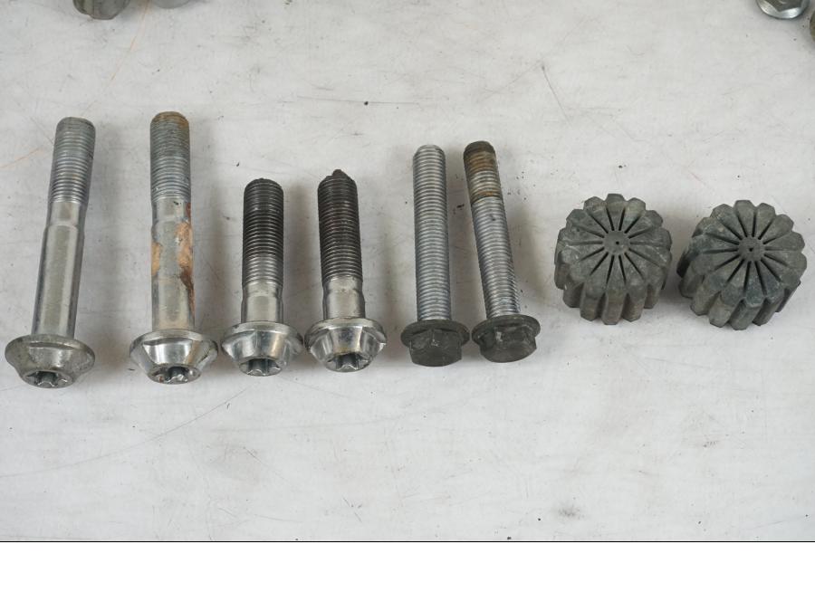 Baksidan på Skruv / Mutter etc från en Triumph Tiger Explorer -2013 motorcykel.