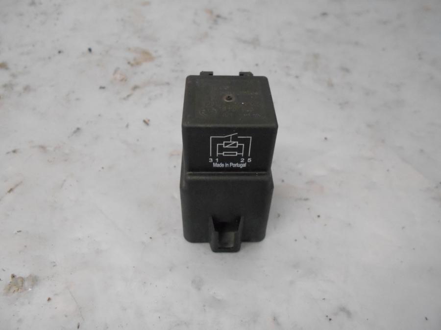 Framsidan på Relä från en BMW R 1200 GSA -2018 motorcykel.