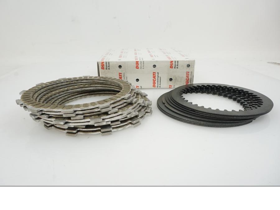 Baksidan på Lameller från en Ducati Monster 800 -2004 motorcykel.