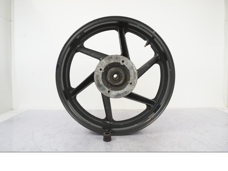 Framsidan på Fälg från en Honda CB 750 -1996 motorcykel.