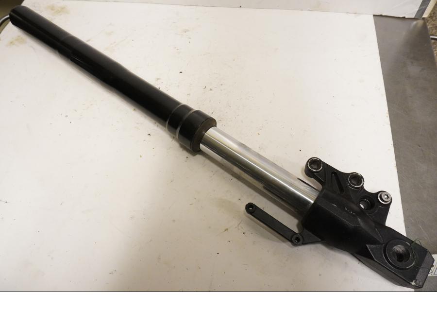 Framsidan på Gaffelben från en Kawasaki Versys 650 -2007 motorcykel.