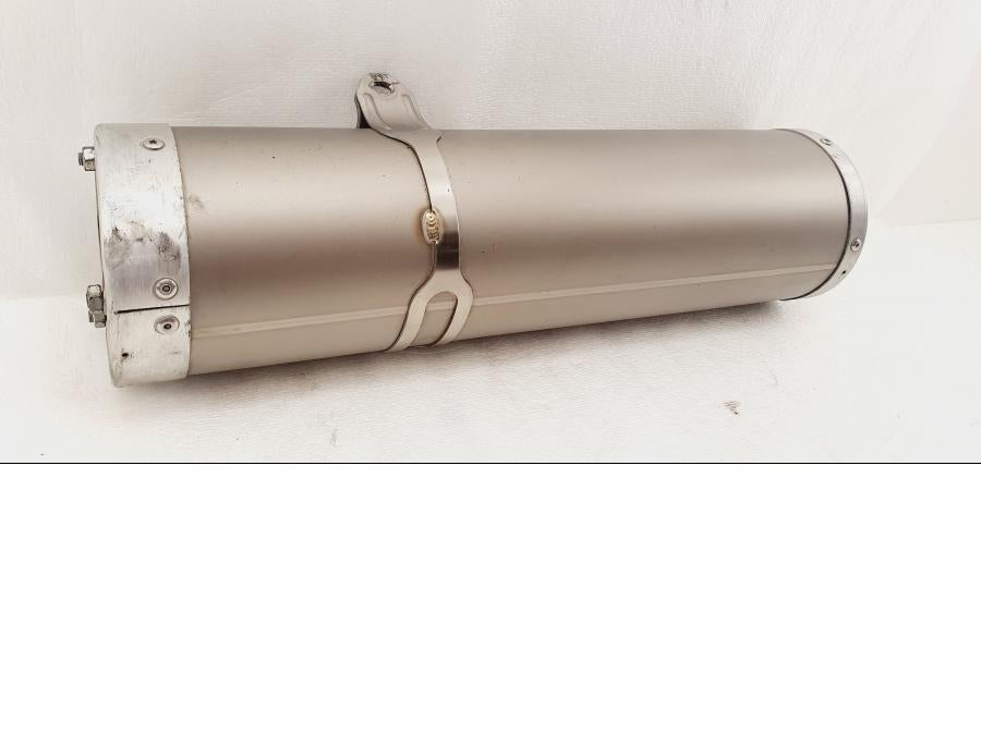 Snett nerifrån på Ljuddämpare från en Honda CBR 900 RR -2003 motorcykel.