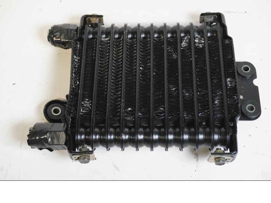 Framsidan på Oljekyl från en Suzuki VL 1500 -1998 motorcykel.