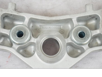 Snett nerifrån på Gaffelkrona från en KTM 690 Duke -2015 motorcykel.