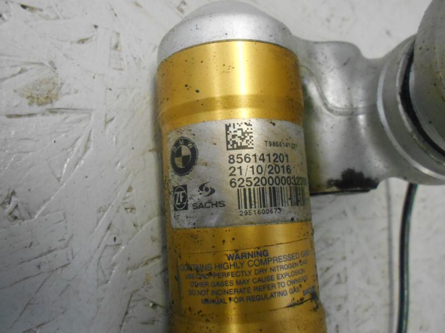 Baksidan på Stötdämpare från en BMW S 1000 RR -2017 motorcykel.