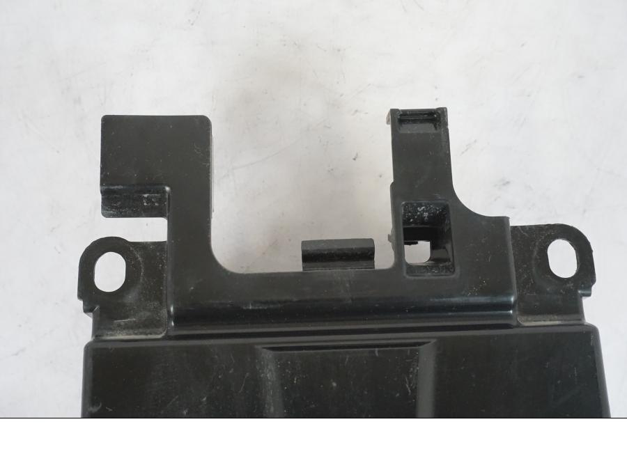 Snett uppifrån på Batterihållare från en Suzuki GSX-S 1000 -2017 motorcykel.