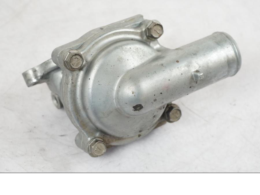 Framsidan på Vattentermostathus från en Kawasaki Z 900 -2019 motorcykel.