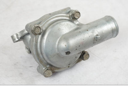 Framsidan på Vattentermostathus från en Kawasaki Z 900 -2019 motorcykel.