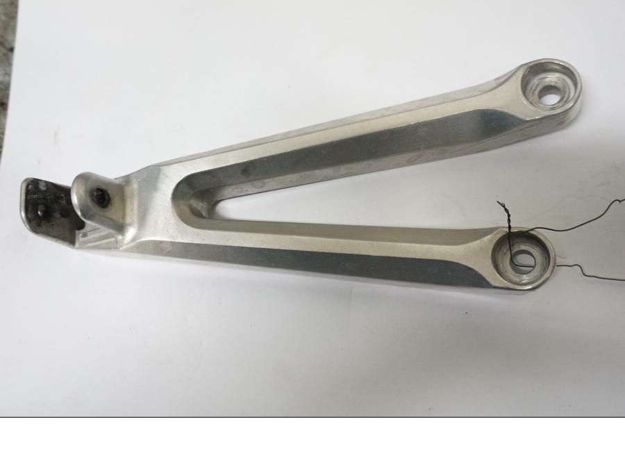 Framsidan på Fotpinnefäste från en Honda CBR 1000 RR -2007 motorcykel.