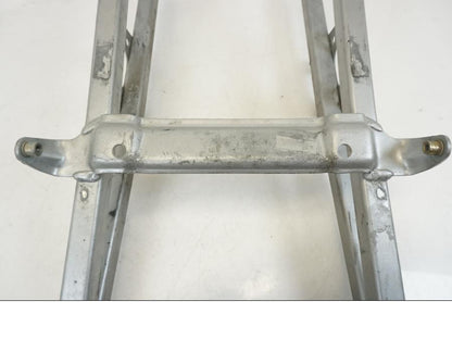 Snett nerifrån på Bakram från en Triumph TT 600 -2002 motorcykel.