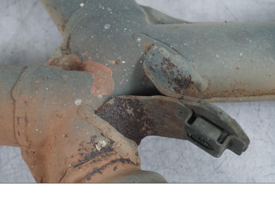 Vänster sida på Grenrör från en Suzuki GSX 1300 RX -1999 motorcykel.