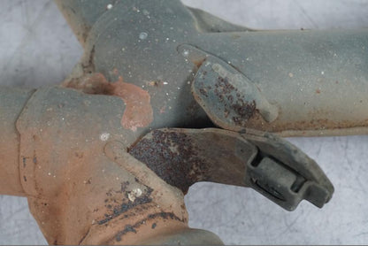 Vänster sida på Grenrör från en Suzuki GSX 1300 RX -1999 motorcykel.