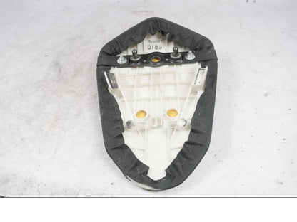 Vänster sida på Sadel från en Kawasaki ZX-10R -2008 motorcykel.