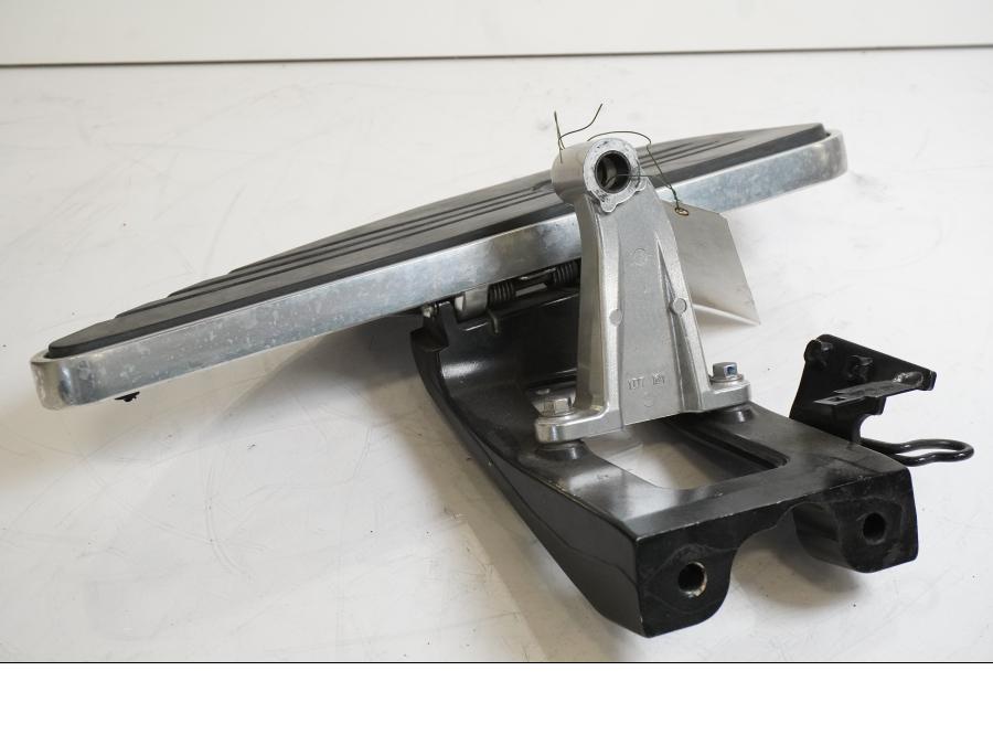 Höger sida på Fotplatta från en Yamaha XV 1900 -2007 motorcykel.