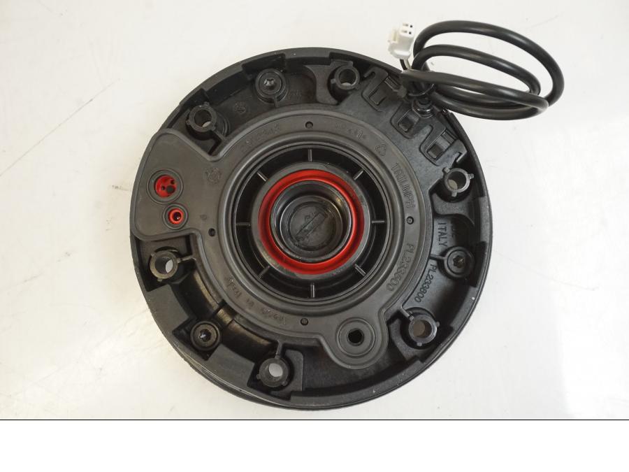 Snett nerifrån på Tanklock från en Triumph Speed Triple -2021 motorcykel.