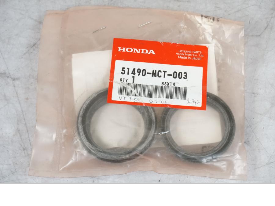 Framsidan på Gaffelben från en Honda VT 750 C4 Shadow -2004 motorcykel.