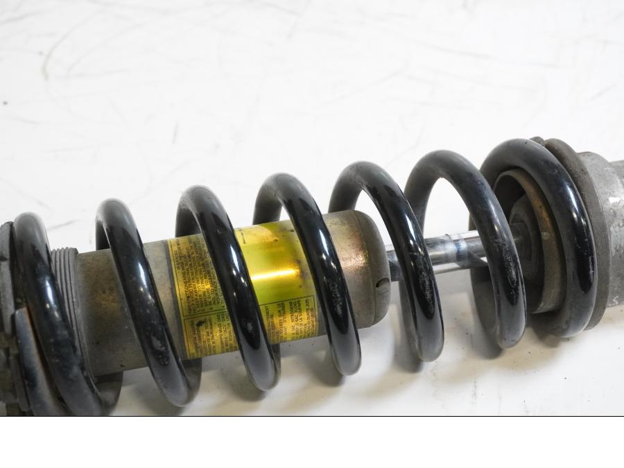 Snett nerifrån på Stötdämpare från en Suzuki GSX-R 600 -1999 motorcykel.