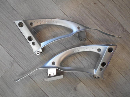 Baksidan på Passagerarhandtag från en Kawasaki VN 1700 Classic Tourer -2009 motorcykel.