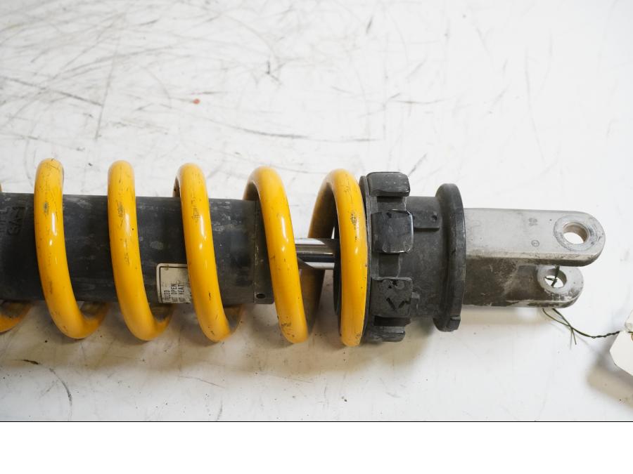 Snett nerifrån på Stötdämpare från en Honda CBR 1000 RR -2005 motorcykel.