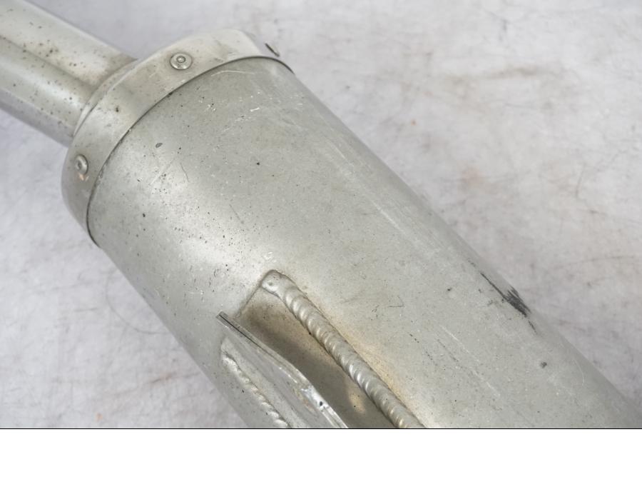 Vänster sida på Ljuddämpare från en Yamaha YZF R6 -2000 motorcykel.