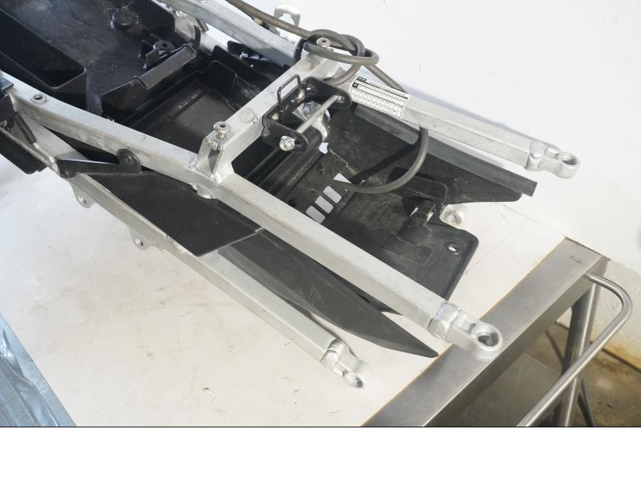 Vänster sida på Bakram från en Aprilia RSV 1000 -2008 motorcykel.