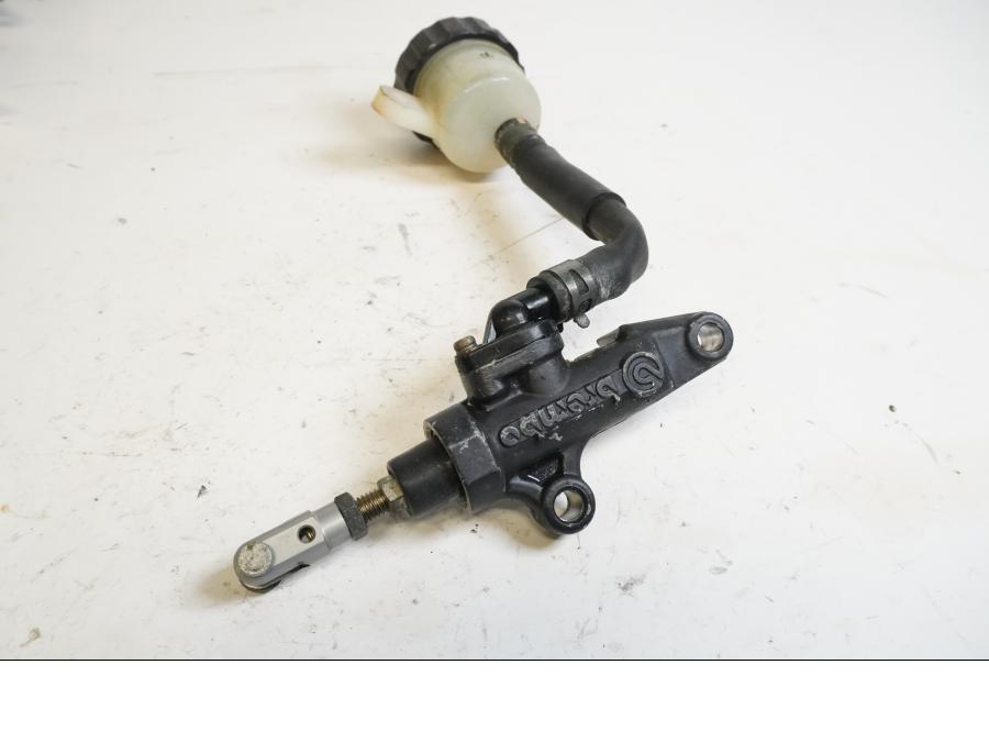 Framsidan på Bromshuvudcylinder från en Yamaha YZF R6 -2000 motorcykel.