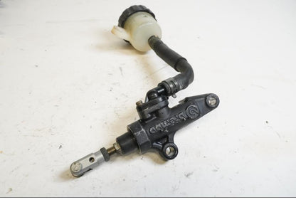 Framsidan på Bromshuvudcylinder från en Yamaha YZF R6 -2000 motorcykel.