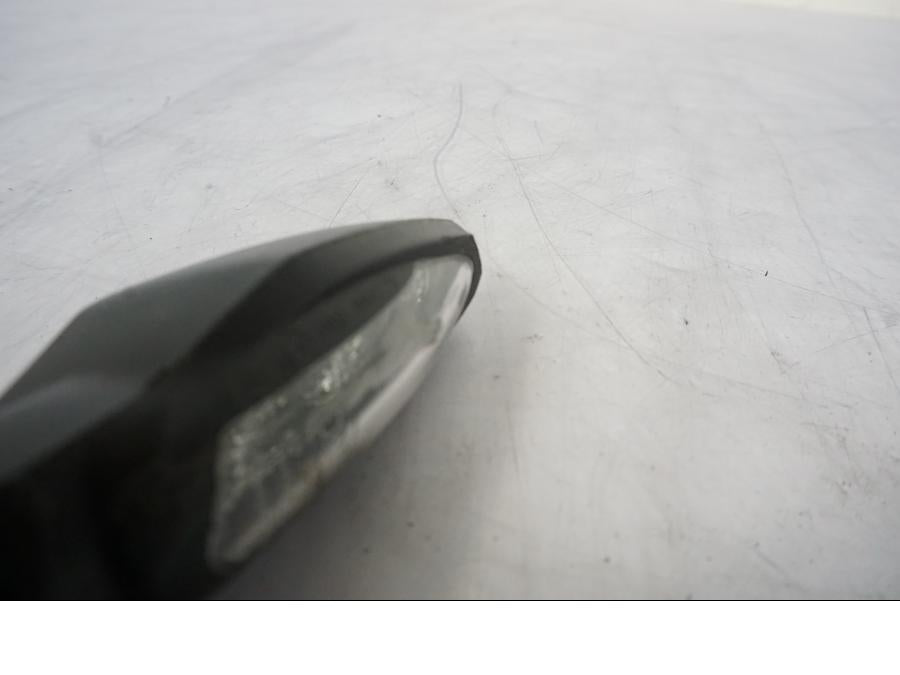 Snett nerifrån på Blinkers LED från en KTM 125 Duke -2017 motorcykel.