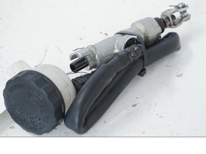 Snett uppifrån på Bromshuvudcylinder från en Kawasaki ER-6N -2012 motorcykel.