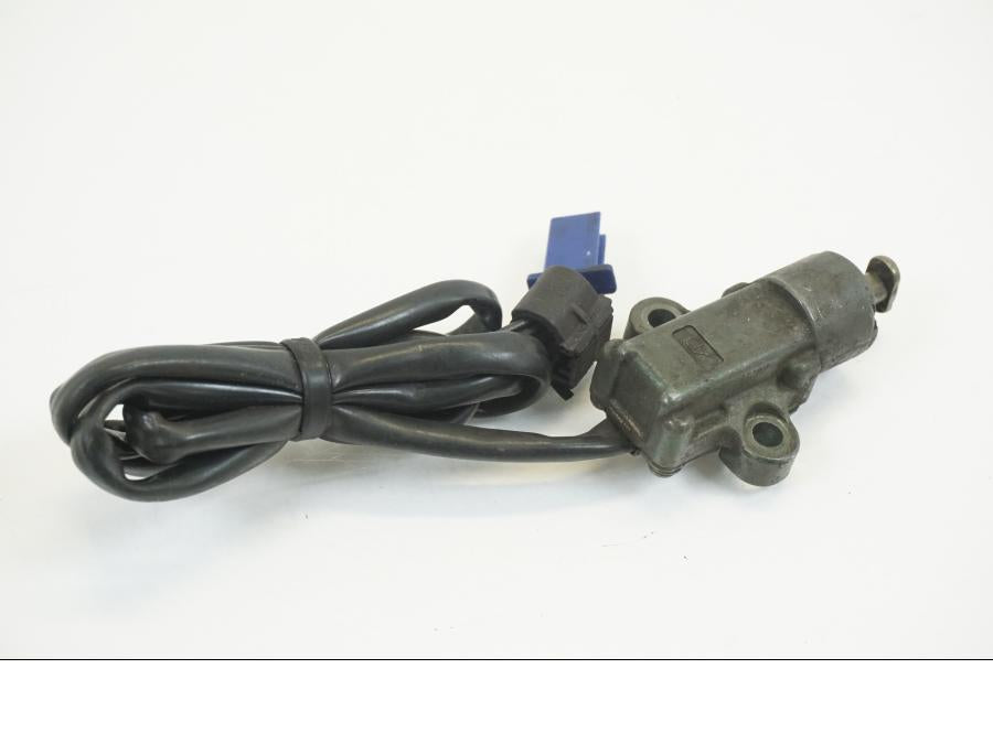 Baksidan på Sidostödsbrytare från en Yamaha FZ-S 600 -2001 motorcykel.