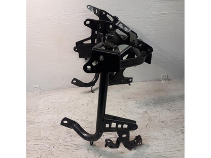 Vänster sida på Strålkastarfäste från en Honda ADV 750 -2017 motorcykel.