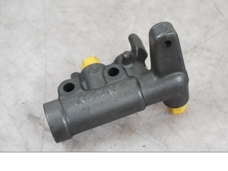 Baksidan på Bromsventil från en Honda CBR 1100 XX -2000 motorcykel.