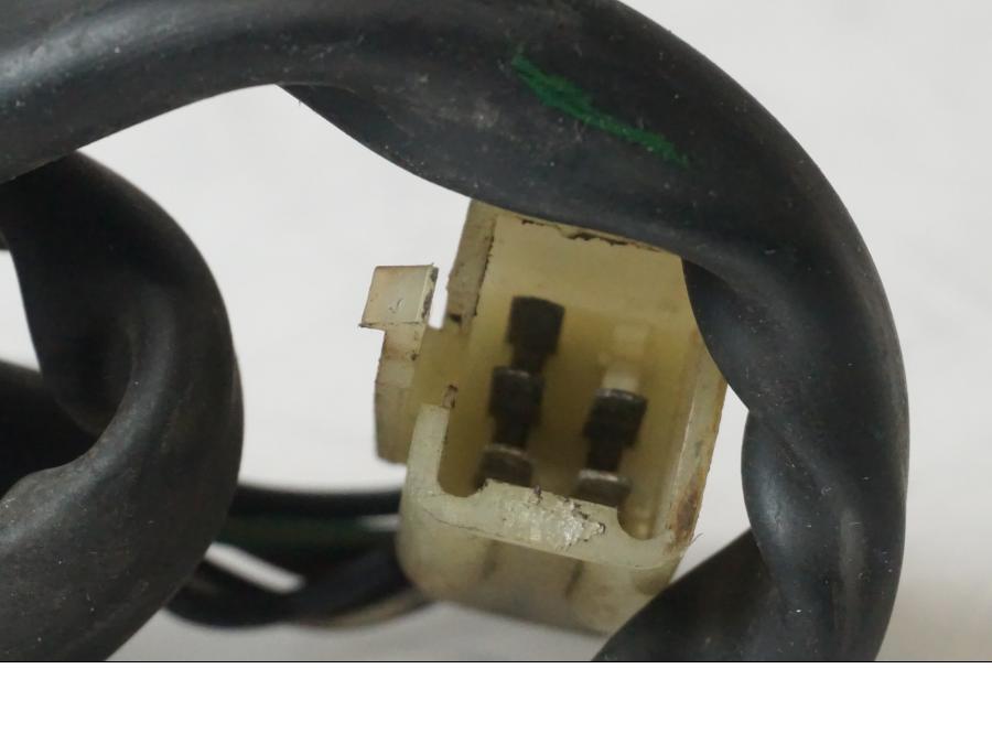 Snett nerifrån på <p>Styrelreglage höger från Honda XRV 750 1993.</p>

<p>Saknar plastpiggen för låsning på styret se bild.</p> motorcykel.