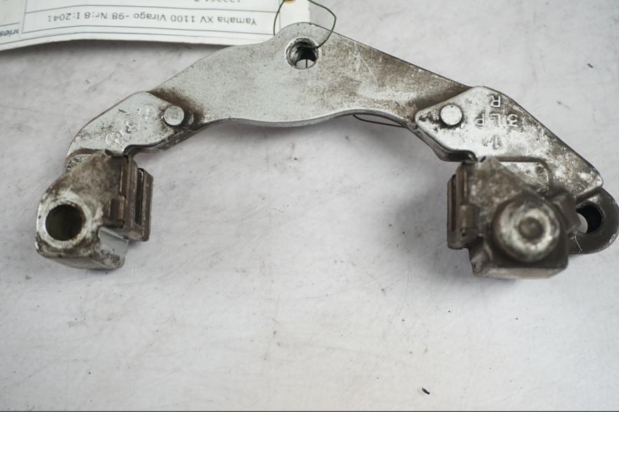 Framsidan på Bromsoksfäste från en Yamaha XV 1100 -1998 motorcykel.