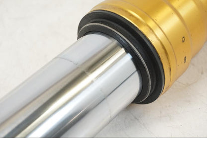 Snett uppifrån på Gaffelben från en Aprilia Tuono V4R -2011 motorcykel.