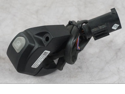 Snett nerifrån på Styrelreglage från en BMW K 1600 GTL -2015 motorcykel.