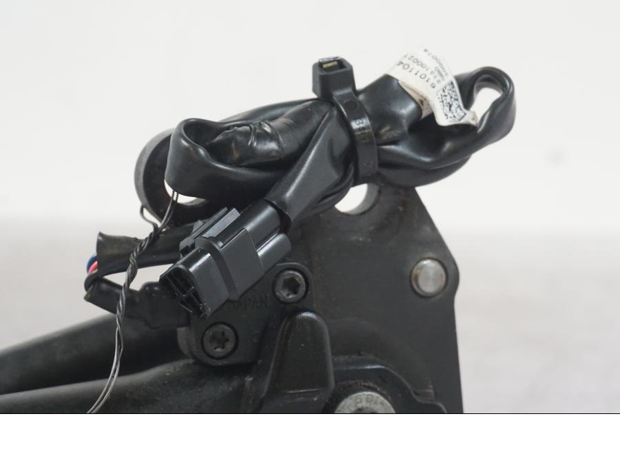 Snett uppifrån på Sidostöd från en KTM 1290 Super Duke R -2022 motorcykel.