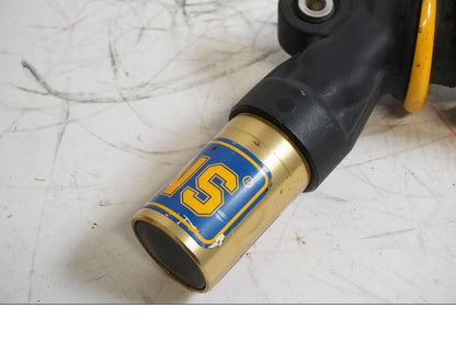 Baksidan på Stötdämpare från en Honda CBR 1000 RR -2004 motorcykel.