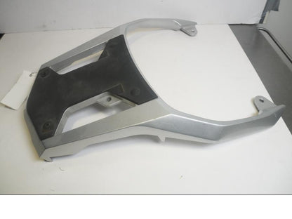 Baksidan på Pakethållare från en Suzuki DL 1000 -2004 motorcykel.