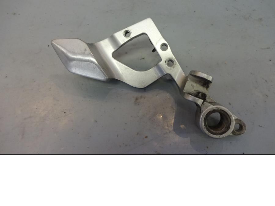 Framsidan på Fotpinnefäste från en Yamaha FJR 1300 -2003 motorcykel.