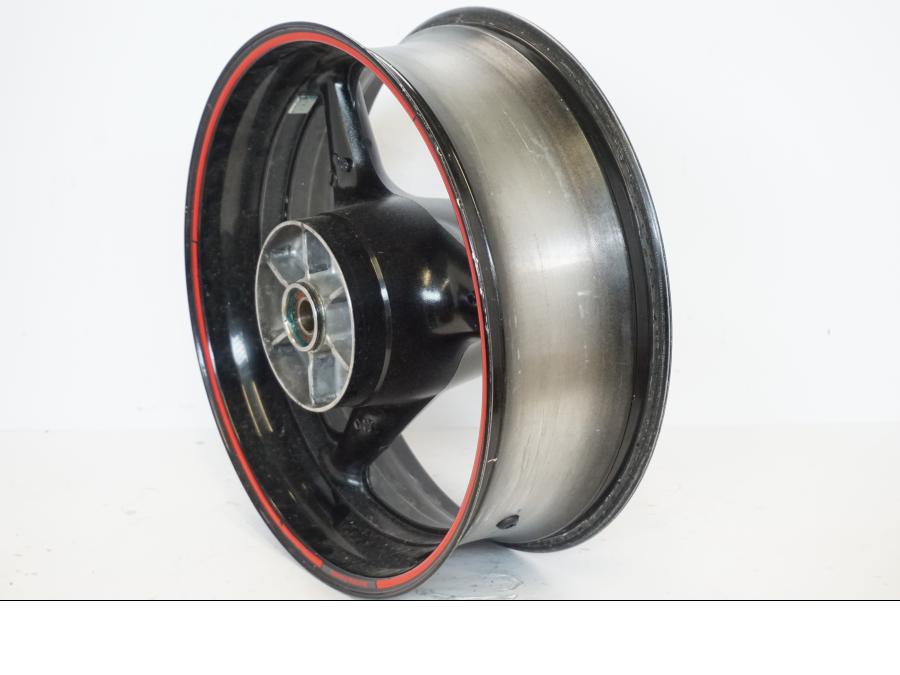 Framsidan på Fälg från en Honda CBR 900 RR -2001 motorcykel.