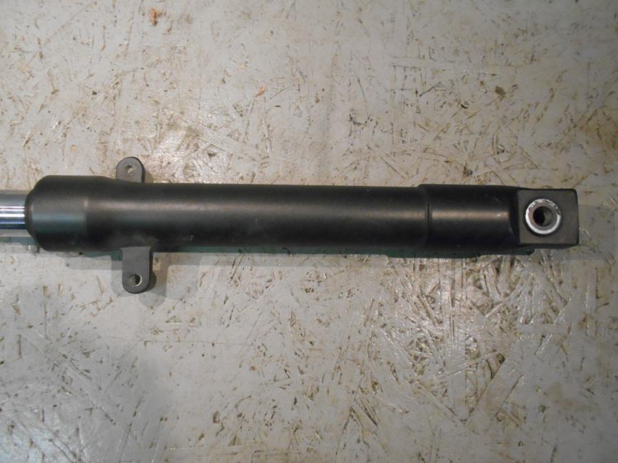 Baksidan på Gaffelben från en Honda CBR 125 R -2007 motorcykel.