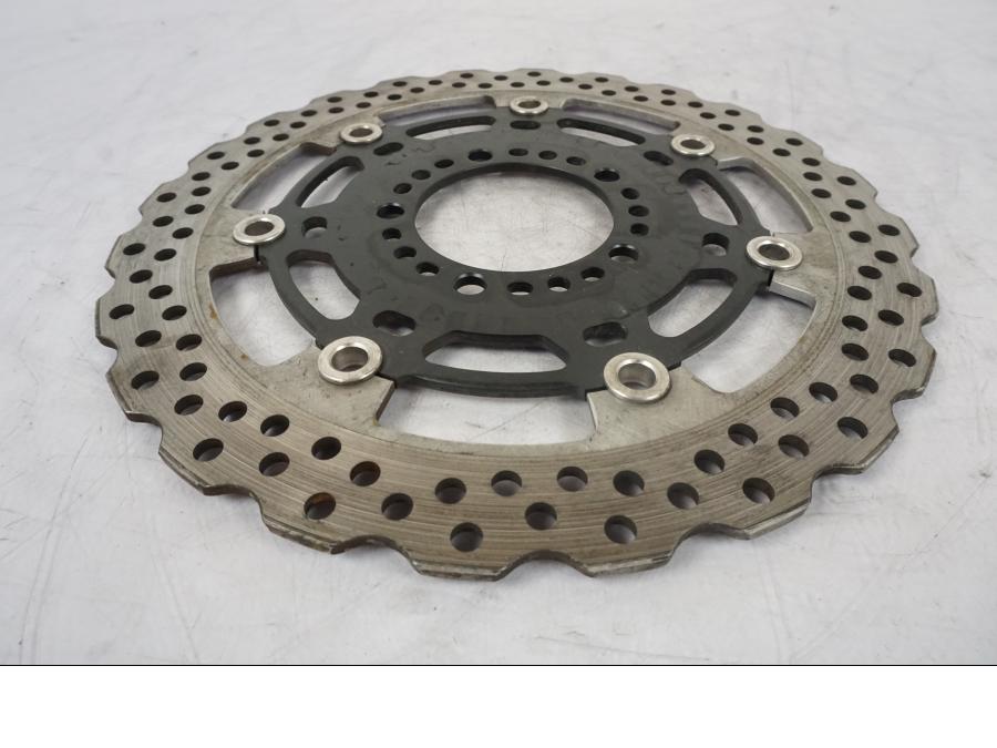 Snett uppifrån på Bromsskiva från en Kawasaki Z 800 -2014 motorcykel.