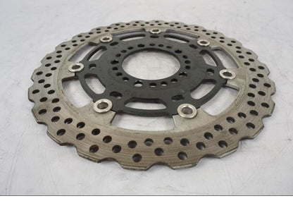 Snett uppifrån på Bromsskiva från en Kawasaki Z 800 -2014 motorcykel.